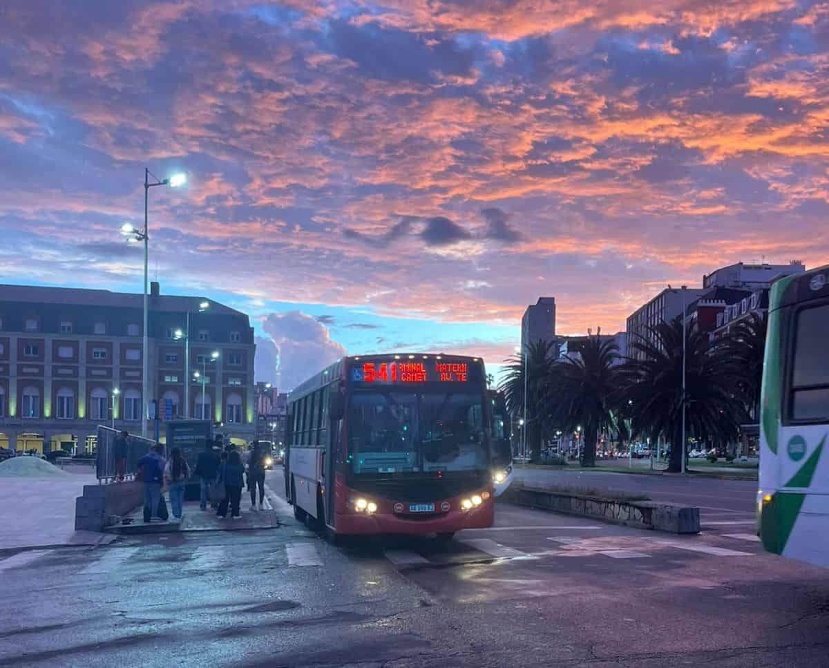 Paro de colectivos en Mar del Plata por falta de pago a choferes en medio del alerta meteorológico